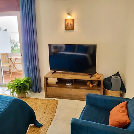 Hillside With Sea View & Fibre Internet