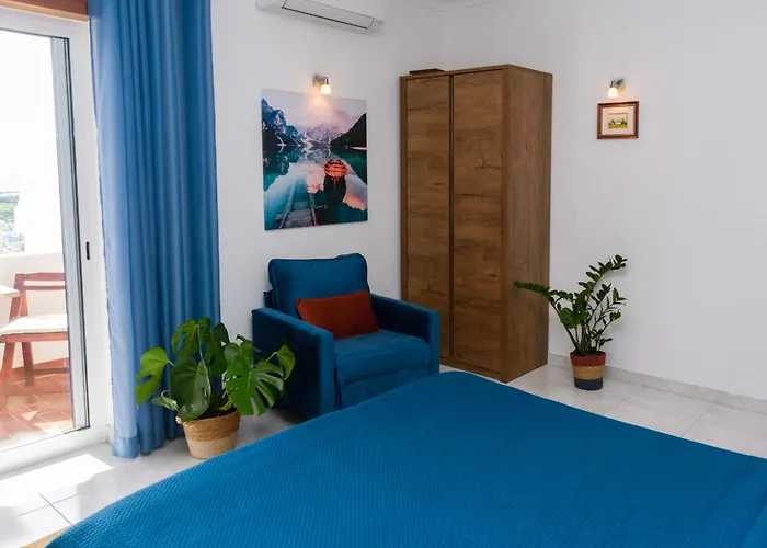 Hillside With Sea View & Fibre Internet