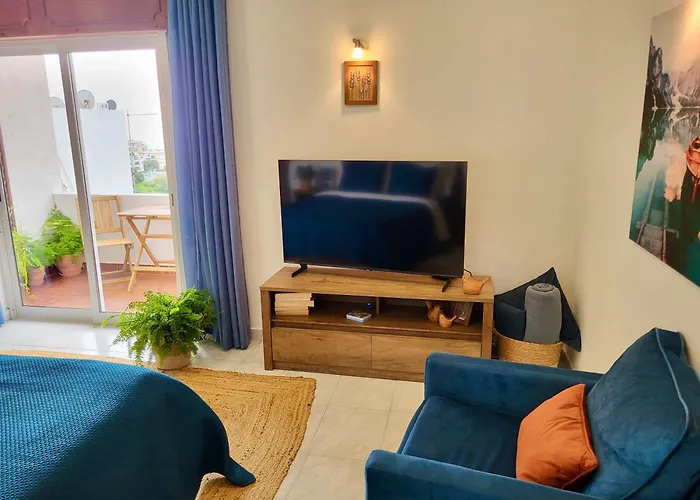 Hillside With Sea View & Fibre Internet